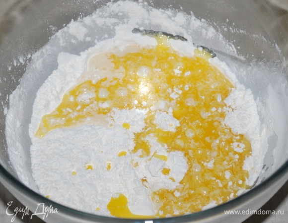 Растопите сливочное масло, в теплое масло добавьте яйцо, воду и уксус. Все перемешайте и добавьте к муке.