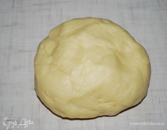 Вымесите тесто примерно в течение 5–7 минут, масло должно хорошо разойтись в тесте и не просачиваться. Тесто заверните в пищевую пленку и уберите его часа на 2 в холодильник. Это тесто в процессе приготовления не размякнет от выделяющегося мясного сока.