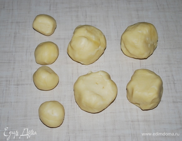 После того как тесто отдохнет в холодильнике, разделите его на 4–5 равных частей (количество частей зависит от ваших пирогов и количества людей), отделите от каждой части треть на крышечки.