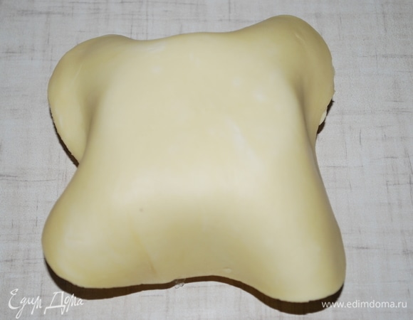 Раскатайте каждый шарик в круглую лепешку, диаметр лепешки должен быт таким, чтобы можно было закрыть дно банки (или любой другой емкости). И еще тесто осталось на то, чтобы сформировать бортики высотой 5–6 см.