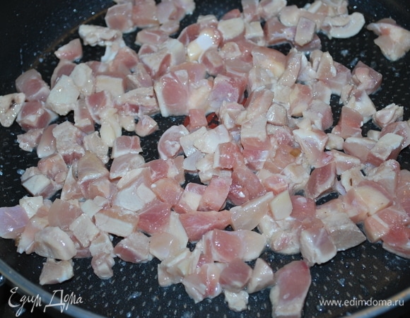 Обжарьте мякоть на сковороде примерно 6–7 минут до готовности, немного посолите и добавьте к грибам.