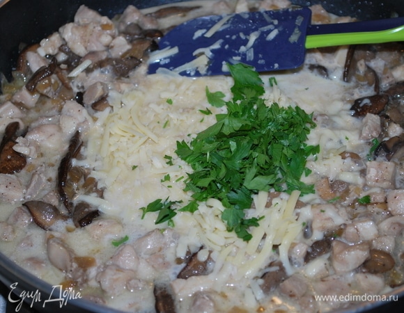 Потушите грибы и курицу вместе пару минут, добавьте сливки (у меня 10%), тертый мускатный орех (по вкусу), черный перец, тертый сыр и зелень петрушки. Отрегулируйте соль по своему вкусу. Начинка готова.