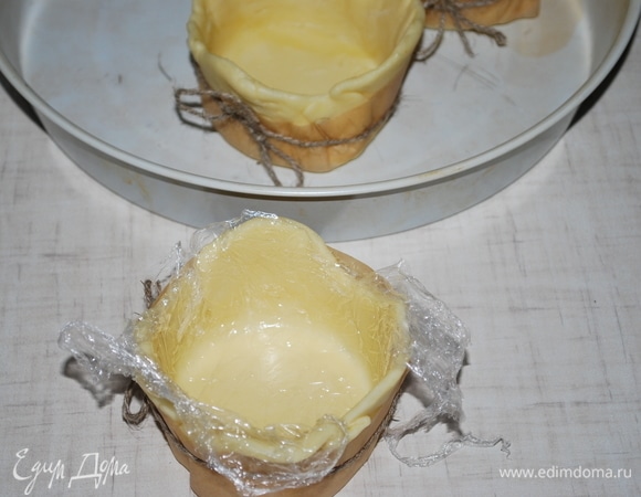 Разогрейте духовку до 180°C. Аккуратно достаньте наши заготовки, вывернув тесто, уберите пленку.