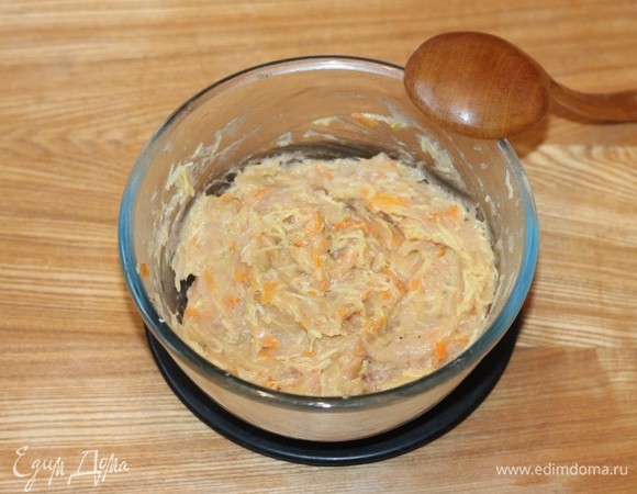 К куриному фаршу добавить пассеровку, посолить, выдавить зубчики чеснока и измельченный острый перец, если хотите добавить некоторой остроты и пикантности.