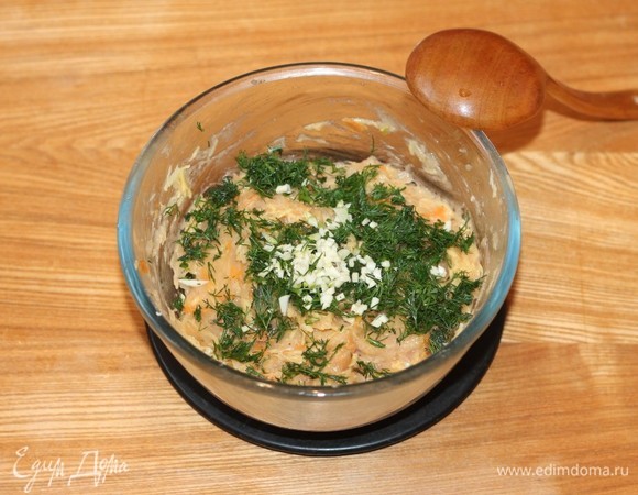 Добавить яичный белок, измельченную зелень (у меня укроп) и перемешать.