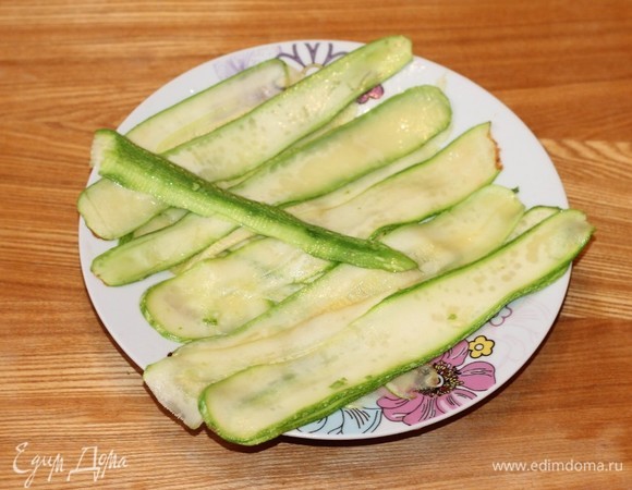 Лишнюю соль снимаем пальчиками с пластин кабачка. Обжариваем их на разогретом растительном масле только с одной стороны. Выкладываем на блюдо.