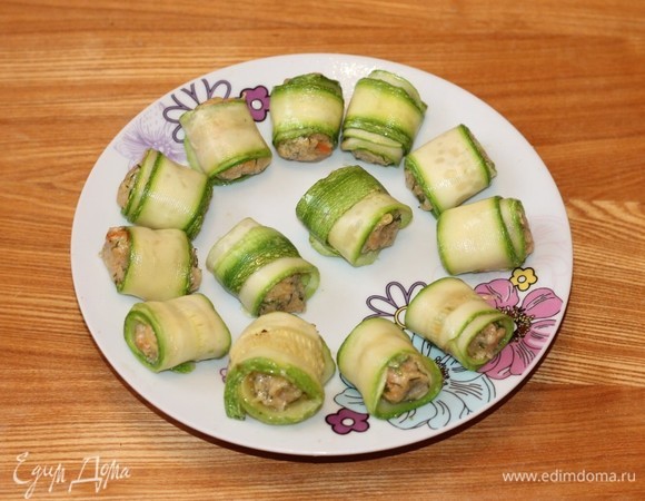 На пластину кабачка кладем фарш и формируем рулетик.