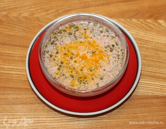 Приготовим заливку. Смешиваем 1 ст. л. растительного масла со сметаной, томатным кетчупом и приправой, солим и перчим.