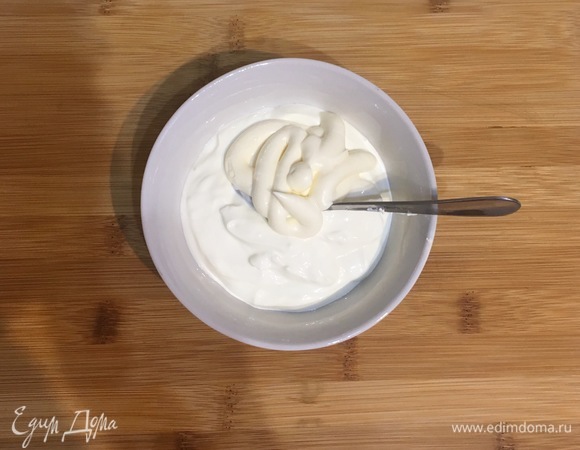 Сметану и майонез смешать в пиале, как соус. Сыр натереть на мелкой терке.