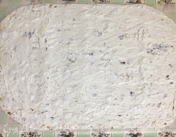 Если у вас тонкий лаваш, то сделайте так: первый лаваш смажьте соусом и сверху выложите второй лаваш. Так рулет не будет трескаться и рваться при сворачивании. Если все же лаваш плотный, тогда используйте по рецепту четрые лаваша.