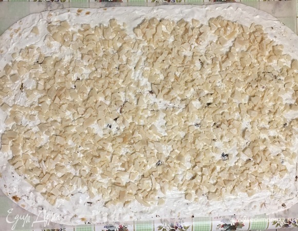 Собираем слои: один лаваш смазать соусом, распределить курицу по всей поверхности. Смазать второй лаваш соусом и накрыть этой стороной курицу.