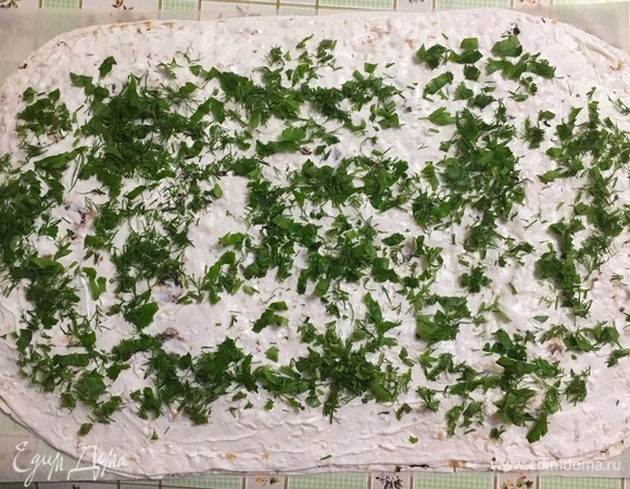 Третий лаваш смазываем соусом и посыпаем зеленью. Смазываем четвертый лаваш и накрываем им зелень.