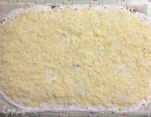 Четвертый лаваш смазываем соусом и посыпаем сыром по всей поверхности.