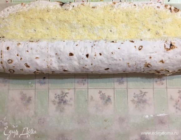 Заворачиваем рулет, сильно не нужно затягивать.