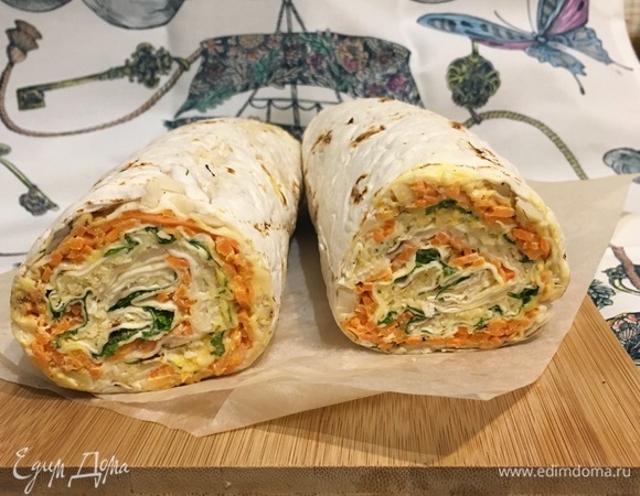 Я рулет разрезала на две половины, так как получается он очень длинным. Далее оберните рулет в пищевую пленку и оставьте в холодильнике на 2–3 часа, а лучше на ночь. Он должен хорошо пропитаться.