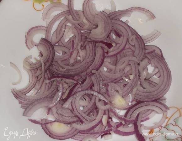 Лук нарезать тонкими полукольцами. Выложить слоем на тарелку.