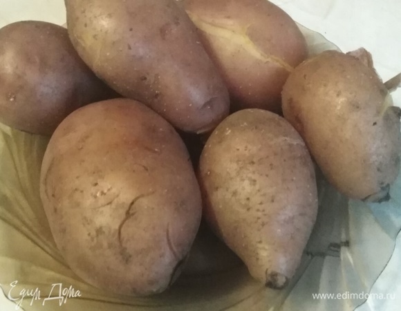 Картофель отварить в мундире. Остудить. Очистить. Натереть на крупной терке. Посолить.