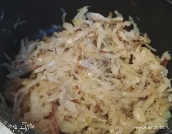 Капусту нашинковать. Посолить. Обжарить на растительном масле до готовности.