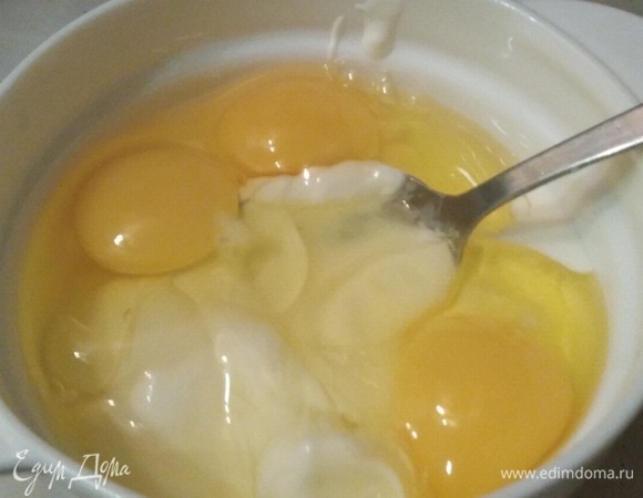 Яйца смешать со сметаной. Посолить.