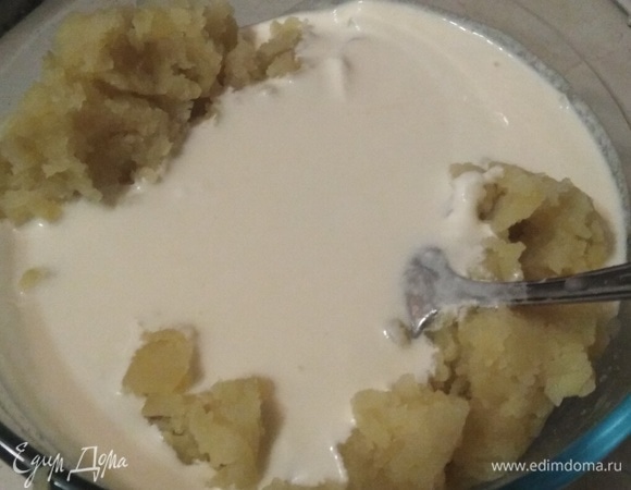 Влить в натертый картофель. Перемешать до однородной массы.