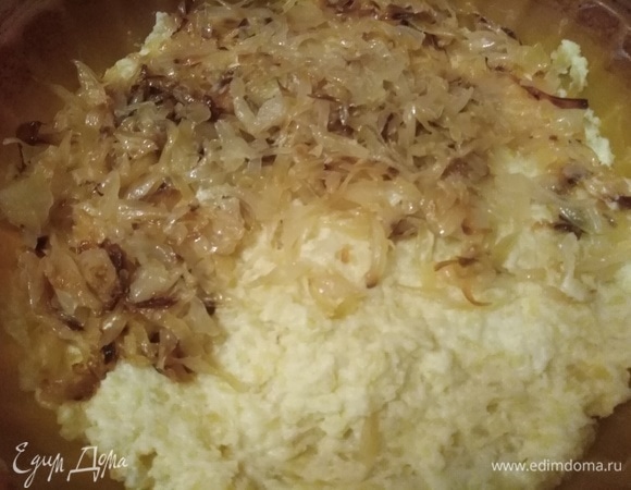 Форму или сковороду смазать топленым маслом. Выложить слоем половину картошки. Поверх выложить капусту.