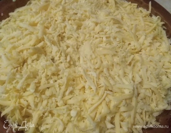 Далее — оставшуюся картошку. Верх посыпать натертым сыром.