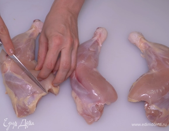 Куриные ножки надо вымыть, обсушить и удалить кости. Острым ножом надрезаю мясо вокруг кости со всех сторон.
