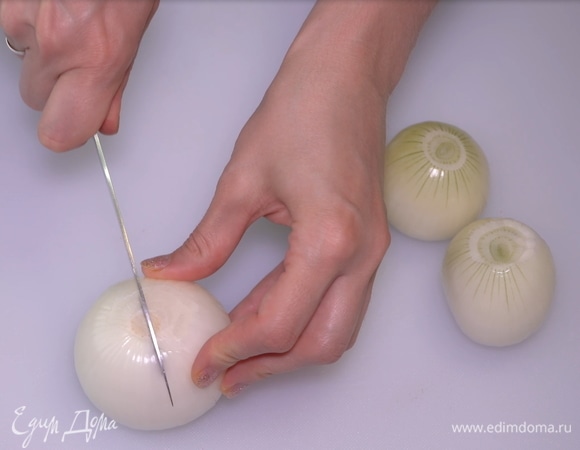 Нарезаем лук полукольцами.