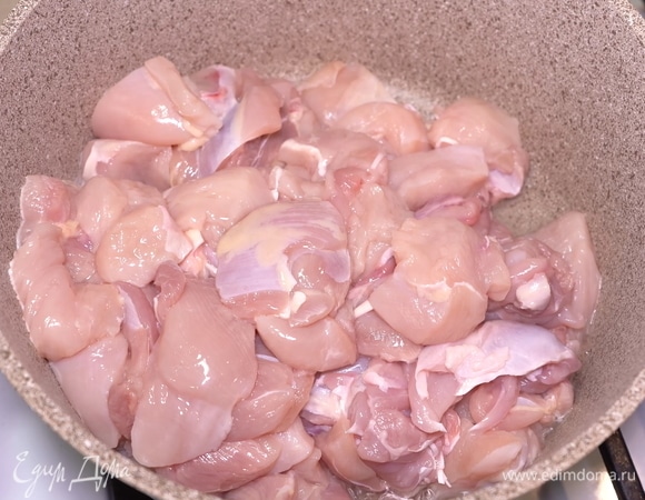 На разогретом растительном масле обжариваем куриное филе до легкой золотистой корочки.