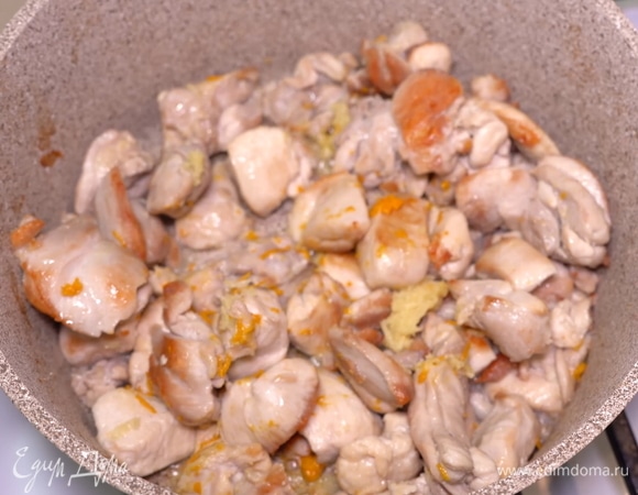 Отправляем в кастрюлю тертый имбирь и цедру апельсина. Затем все тщательно перемешиваем.