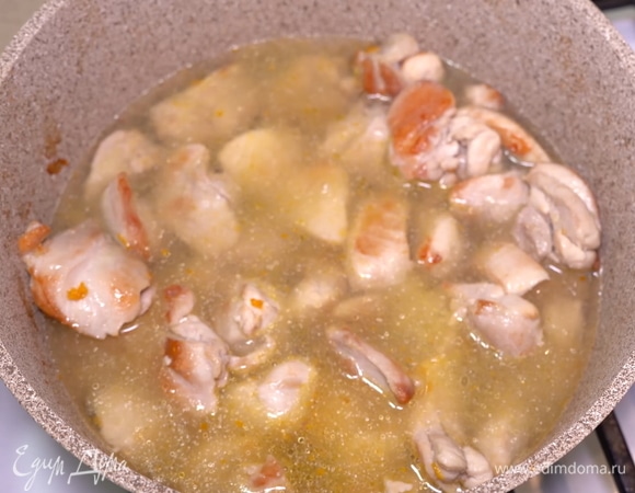 Через 2–3 минуты заливаем мясо водой, солим, перчим по вкусу.