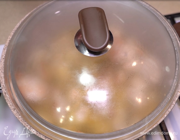 Накрываем крышкой и готовим на медленном огне 30–35 минут.