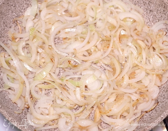 Чтобы сделать вкус блюда более выраженным, добавляем лук. Но сначала его нужно карамелизировать с добавлением сахара и меда. Для начала обжариваем нарезанный лук на сковороде на растительном масле около 5 минут.