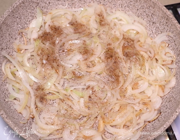 Добавляем к луку молотую корицу.