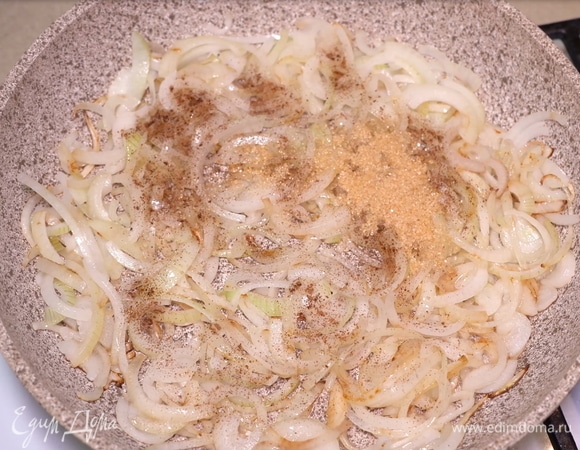 Столовую ложку коричневого или белого сахара.