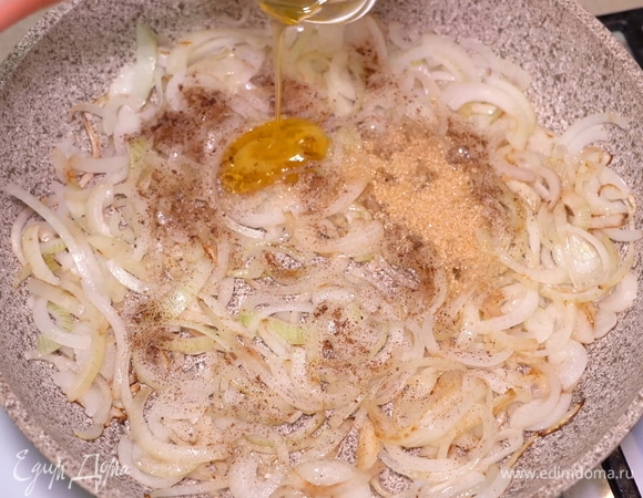 И в завершении добавляем столовую ложку меда.