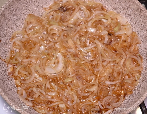 Тушим лук на медленном огне около 5–7 минут.