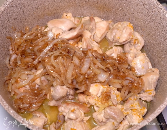 Перекладываем карамелизированный лук в кастрюлю с куриным мясом.