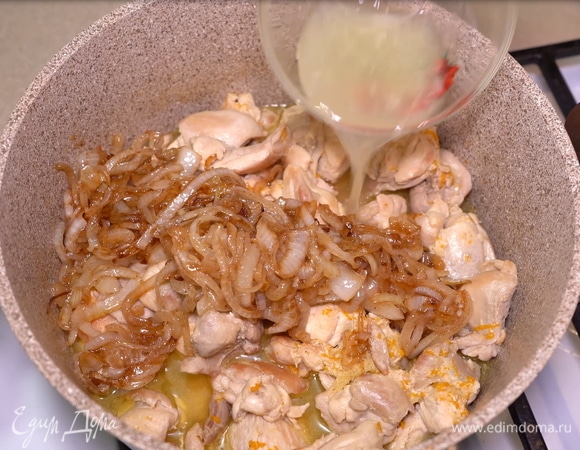 Наливаем лимонный сок, чтобы сделать мясо более нежным и убрать излишнюю сладость.