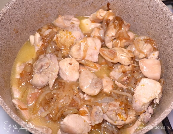 Перемешиваем и готовим, не накрывая крышкой, на умеренном огне еще около 10 минут.