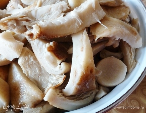 Грузди нарезать ломтиками и отварить в слегка подсоленной воде минут 15–20. Откинуть на дуршлаг.