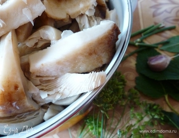 Подготовить листья черной смородины, вишни и хрена, зонтики укропа. Их я обдаю кипятком. Почистить чеснок и нарезать пластинками.