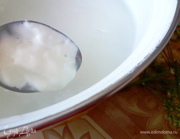 Приготовить рассол. Для заквашивания в рассол кладут сыворотку, кислое молоко или простоквашу. Желательно взять живой продукт с малым сроком годности, а еще лучше домашний. Смешать воду с сахаром и солью, добавить простоквашу и хорошо размешать.