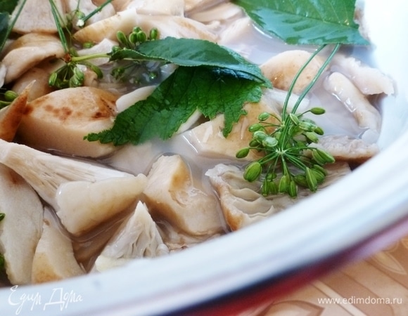 Залить рассолом и оставить при комнатной температуре на 2 дня. Рассол должен покрывать грибы, поэтому сверху поставьте груз (банку с водой).