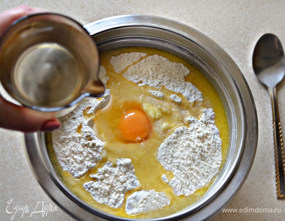 Просеять муку, добавить соль, яйцо, 50 г растопленного сливочного масла и теплую воду. Хорошо вымесить тесто. Оно должно быть однородным и достаточно плотным (при необходимости добавьте немного муки). Скатайте тесто в шар, накройте чистым полотенцем и оставьте при комнатной температуре отдохнуть (около 30 мин).