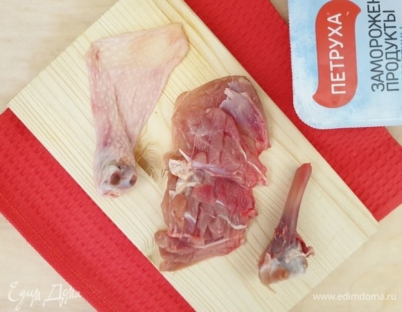 С голени аккуратно стягиваем кожу до сустава. Перерубаем кость и снимаем с нее мясо. На мясе делаем небольшие насечки, разрезая сухожилия.