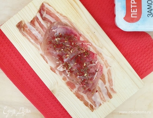 Кладем бекон, сверху — куриное мясо. Солим и перчим. Специи можете добавить по своему вкусу. Я посыпала курицу сушеными томатами и сухим чесноком.