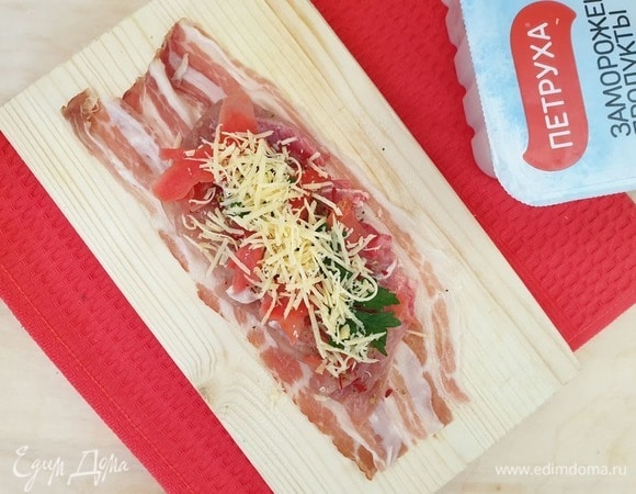 Посыпаем начинку сыром.