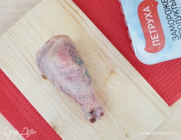 Помещаем рулет в куриную кожицу.