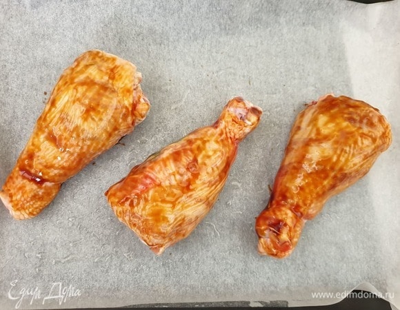 Голени смазываем соусом терияки со всех сторон. Противень ставим в духовку, разогретую до 180°C, на 25–30 минут.